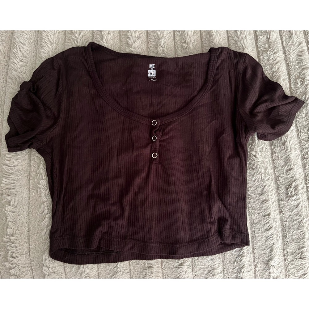 Me To We Ribbed Henley Crop Top Brown Short Sleeve Scoop Neck Size M, very cute
